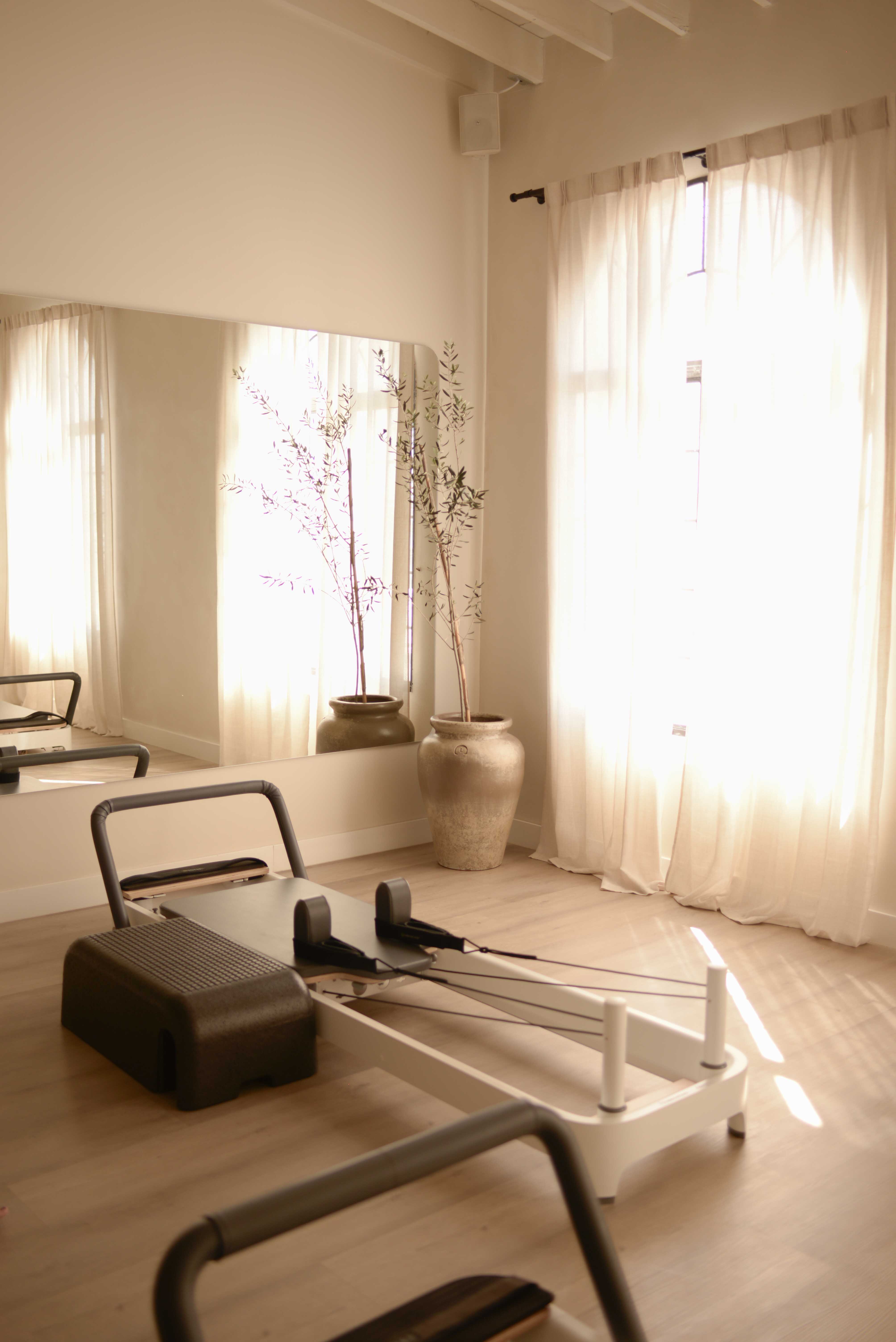 Instructora guiando clase en Wellnest Studio
